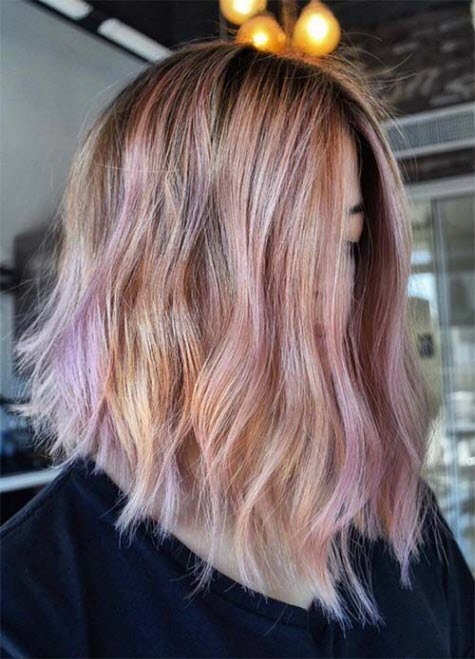 Tono rosa de moda en el cabello.