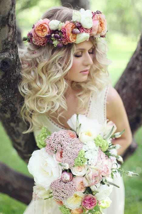 Χτενίσματα γάμου με στεφάνια λουλουδιών