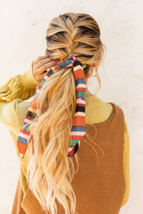 Cómo atar una bufanda de pelo hermosamente larga