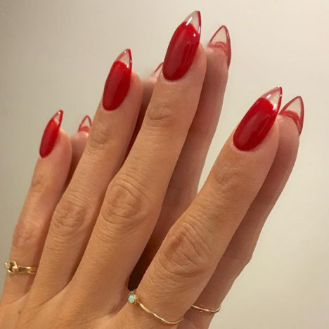 Manicura roja para uñas largas.