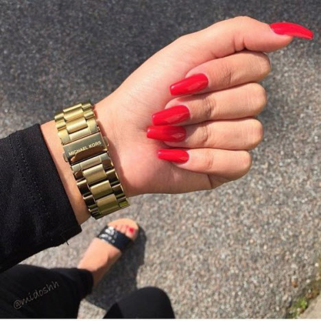 Manicura roja para uñas largas.