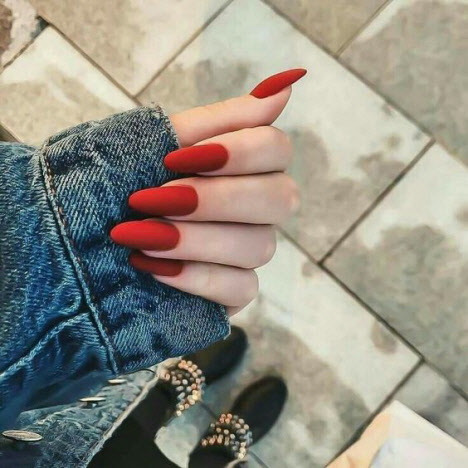 Manicura roja en uñas de almendra.