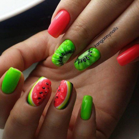 Hermoso diseño de manicura de uñas de verano.