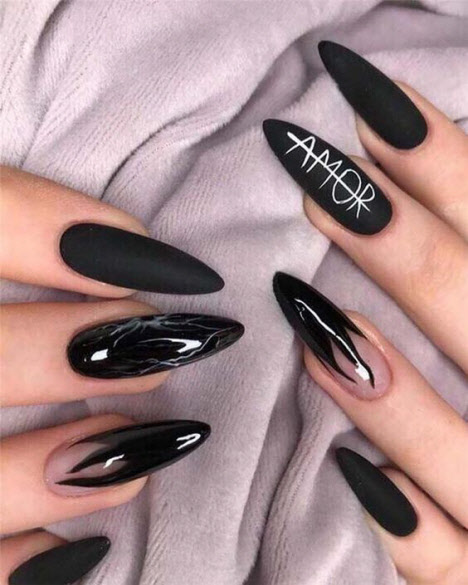 Interesante diseño de uñas en colores oscuros.