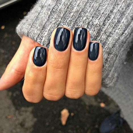 Manicura oscura en forma cuadrada de uñas.