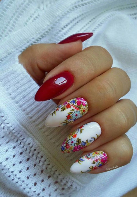 Manicura floral para uñas largas.