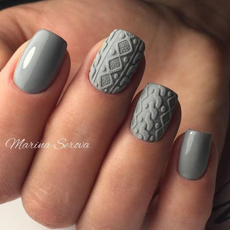 Manicura gris con un patrón.
