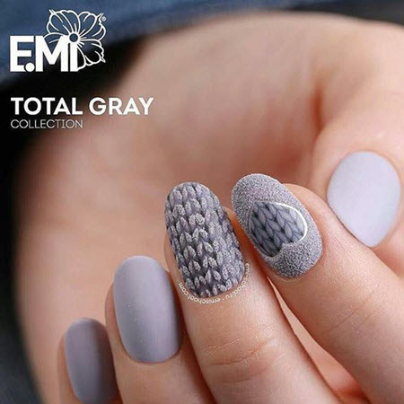 Manicura gris con un patrón.