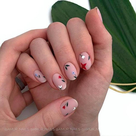 Diseño de uñas de moda para uñas ovaladas.