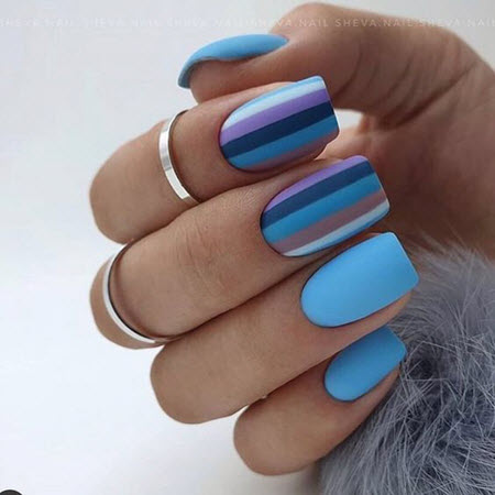 Foto de una hermosa manicura para uñas cuadradas.