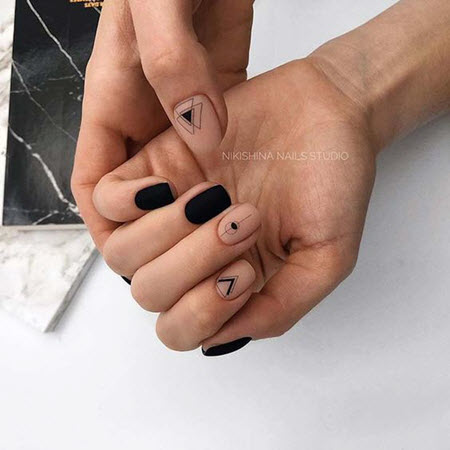 Diseño de manicura geométrica para uñas muy cortas.