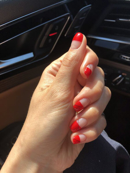 Espacio negativo de manicura con esmalte de uñas rojo