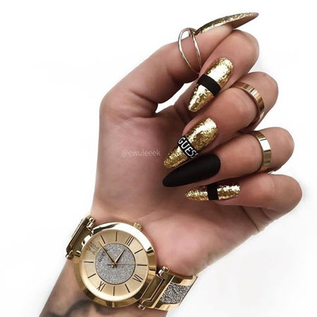 Foto de diseño de uñas con oro para uñas largas.
