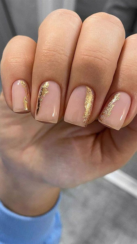 Diseño de uñas con lámina de oro.
