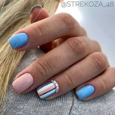 Foto nueva manicura de verano para uñas cortas.