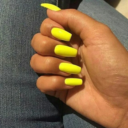 Foto de una manicura simple para uñas largas.