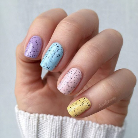 Foto de manicura multicolor para uñas cortas.
