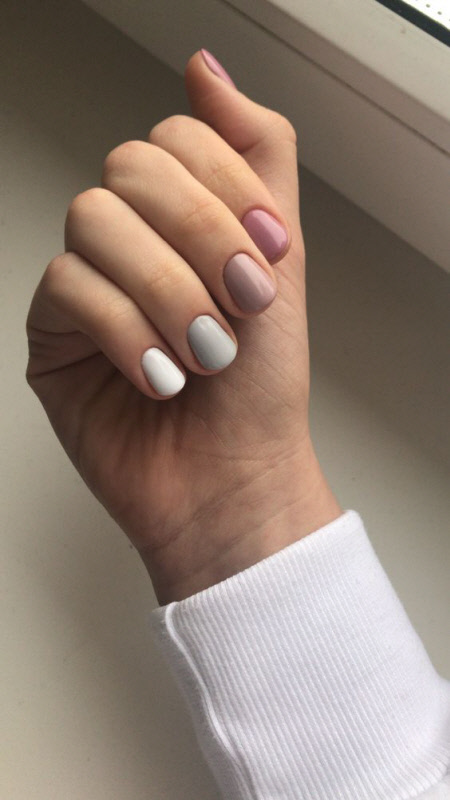 Foto de manicura multicolor para uñas cortas.